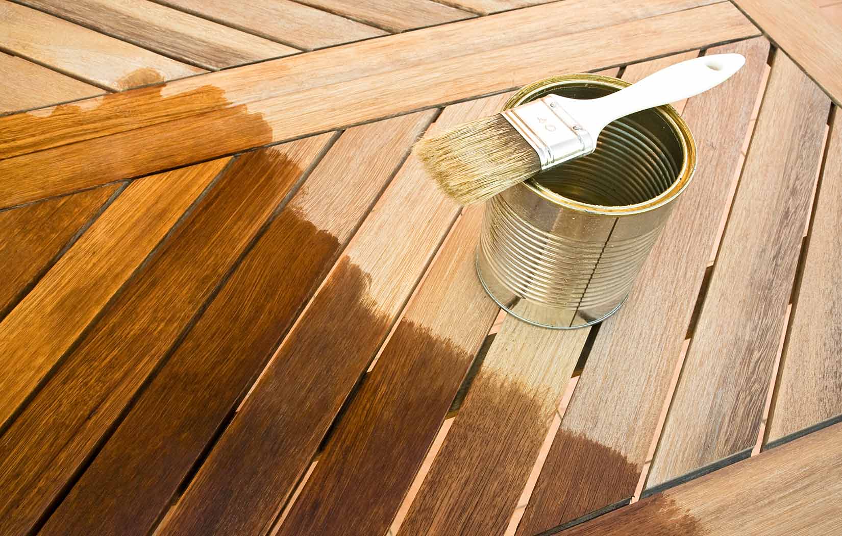 Holzoberfläche wird mit einem Pinsel behandelt
