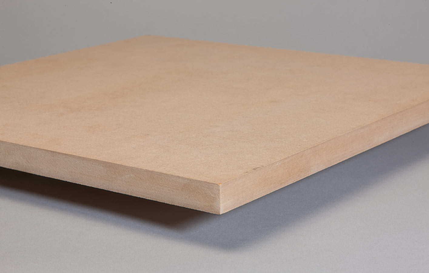 Platten - Holzplatten - MDF-Platten für Ihr Projekt Einzelaufnahme einer Standard MDF-Platte